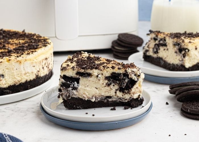 https://airfryingfoodie.com/wp-content/uploads/2021/03/Air-Fryer-Oreo-Cheesecake.jpg