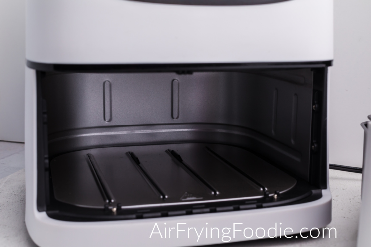 Photo showing the inside unit of the air fryer.
