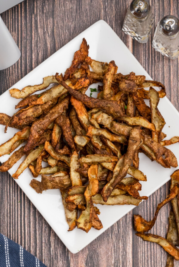 air fryer Potato peelings on a plate ready to eat.