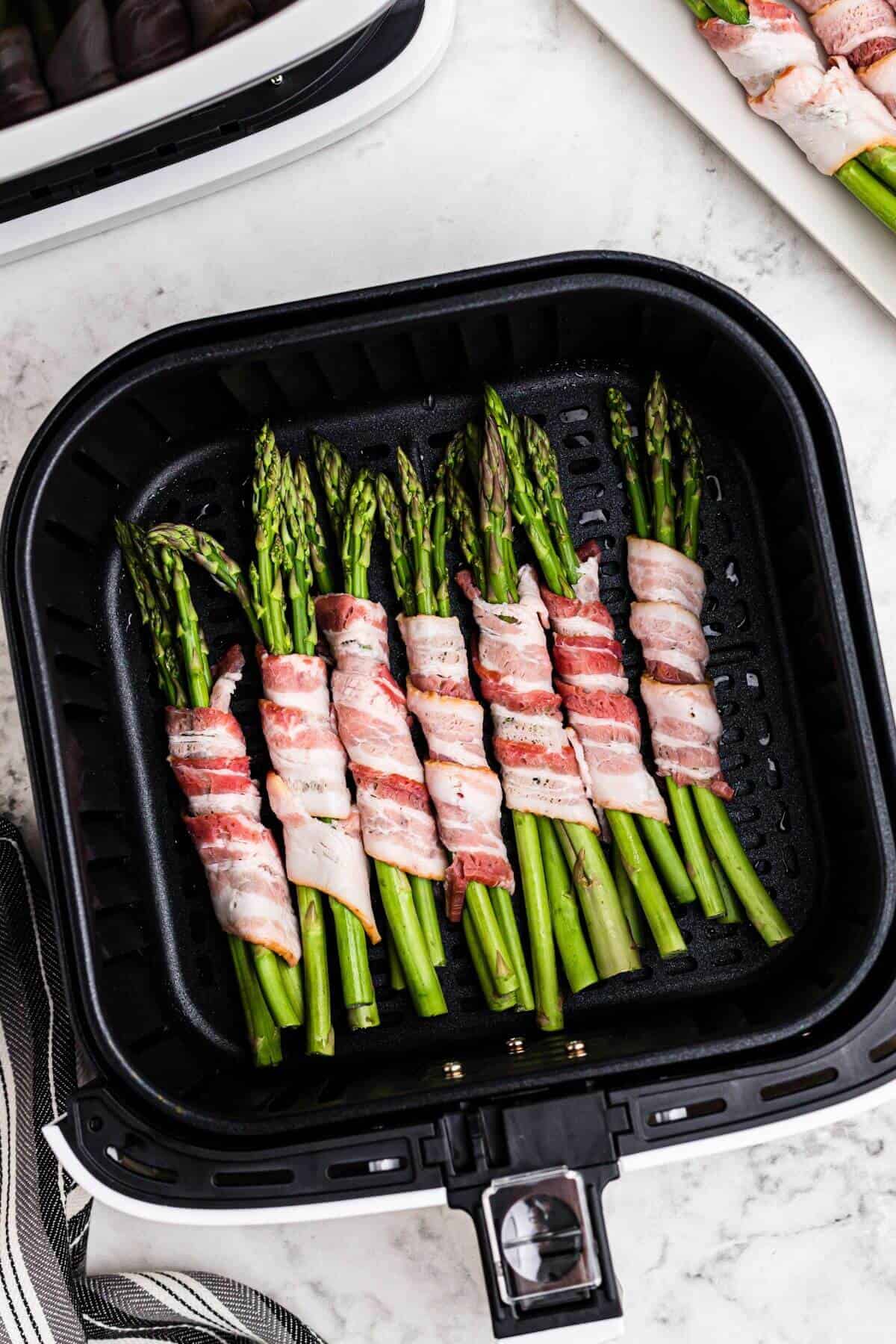 https://airfryingfoodie.com/wp-content/uploads/2023/08/Air-Fryer-Bacon-Wrapped-Asparagus-9.jpg