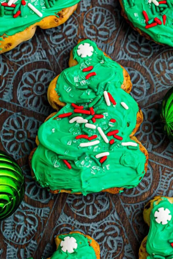 Chrostmas tree cinnamon rolls made in the air fryer.